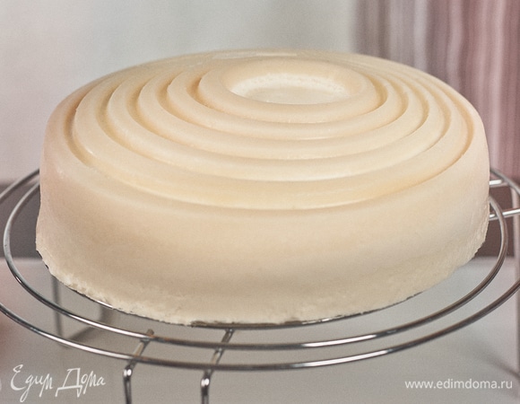 Замороженный торт поставить на решетку или высокий стакан.