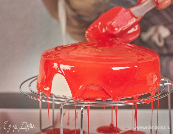 Залейте торт, смахните излишки.