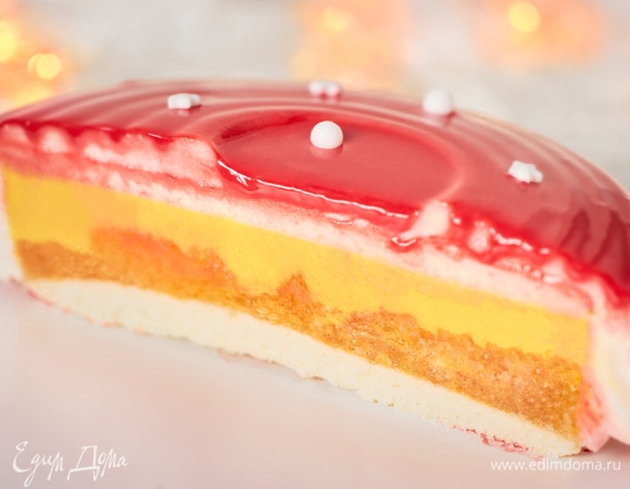 Дать торту оттаять, а глазури стабилизироваться. Примерно 1,5 часа в холодильнике. Разрезать сухим горячим ножом.