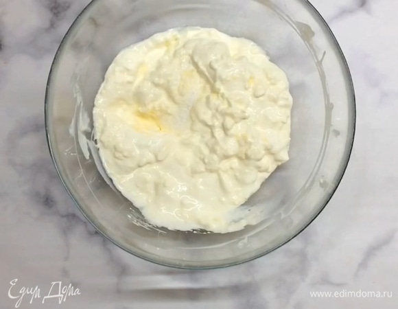 К мягкому сливочному маслу добавляем сметану и хорошо перемешиваем.