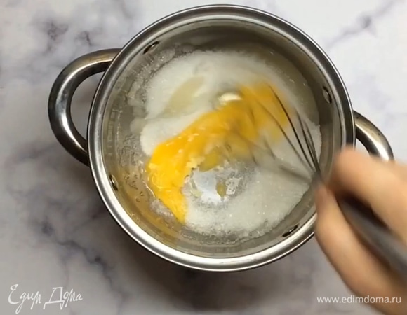 Готовим крем. В кастрюле смешиваем яйцо и сахар, добавляем кукурузный крахмал и молоко, так же хорошо перемешиваем. Ставим на небольшой огонь и варим до загустения, постоянно помешивая. Особенно следим за дном, чтобы крем не пригорел.