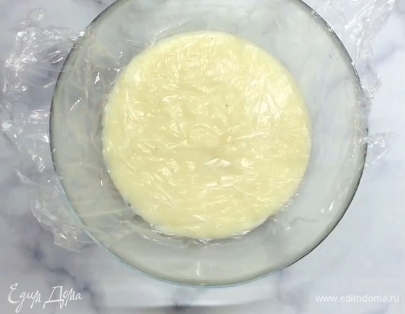 Готовый крем перекладываем в другую посуду и накрываем пленкой в контакт. Держим в холодильнике, пока не остынет.