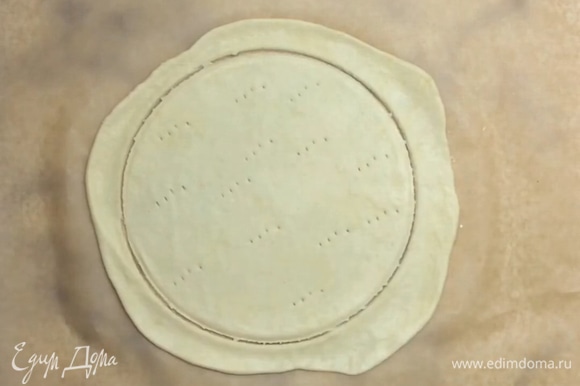 Делим тесто на 7–8 равных частей. Раскатываем на пергаментной бумаге. Вырезаем круги с помощью тарелки или другой формы, накалываем тесто вилкой.