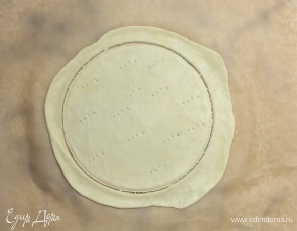 Делим тесто на 7–8 равных частей. Раскатываем на пергаментной бумаге. Вырезаем круги с помощью тарелки или другой формы, накалываем тесто вилкой.