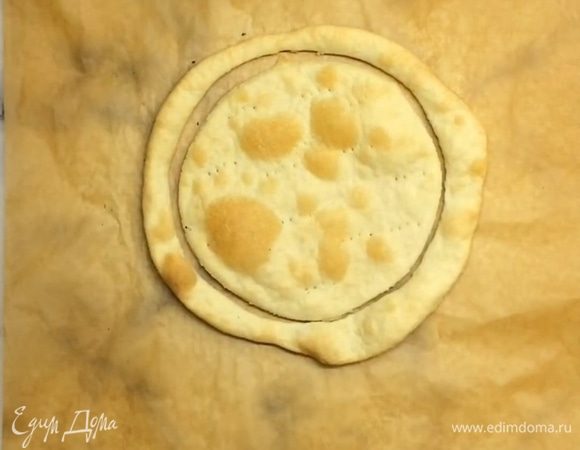 Ставим выпекаться в заранее разогретую духовку на 5–7 минут при 180°C. Так выпекаем все коржи. Обрезки от коржа перемалываем в крошку для украшения торта.