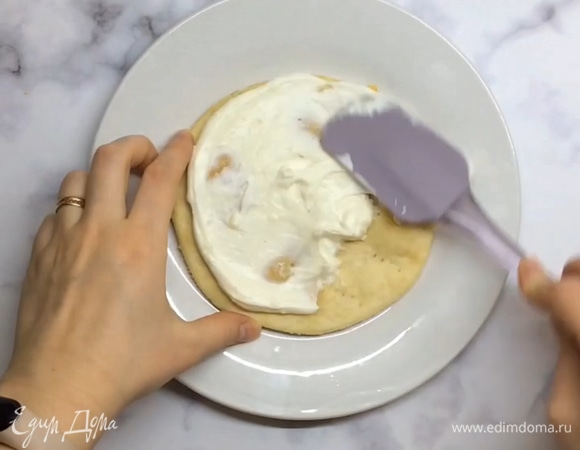 Собираем торт. Каждый корж хорошо смазываем кремом. Не забываем промазать бока торта.