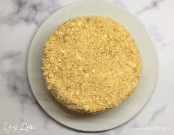 Посыпаем торт крошкой со всех сторон. Ставим в холодильник на ночь. Приятного аппетита!
