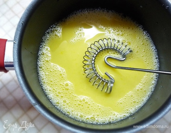 Приготовим лимонный курд для начинки. В сотейнике соединяем сок лимона с желтками, ставим на средний огонь и доводим до кипения, постоянно помешивая. Как только масса закипит и начнет густеть, снимаем с огня.