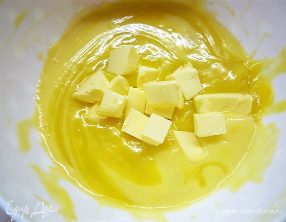 Соединяем лимонную массу с шоколадной, добавляем сливочное масло комнатной температуры, пробиваем блендером и перекладываем в кондитерский мешок. Убираем лимонный курд в холодильник на 5 часов, а лучше — на ночь. Эту начинку можно использовать так же в тортах, капкейках и другой выпечке. Лимонный курд необыкновенно вкусный и нежный, он придает пикантную кислинку любой выпечке.