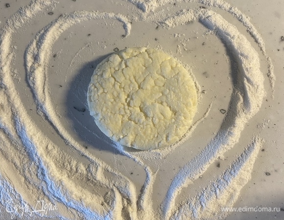 Все основные ингредиенты смешать, довести до однородности. Сковороду разогреть с небольшим количеством растительного масла. Сформовать сырники, обвалять их в муке. Чтобы придать им красивую круглую форму, необходимо взять стакан, перевернуть его и несколько раз прокрутить сырник на 360°C.