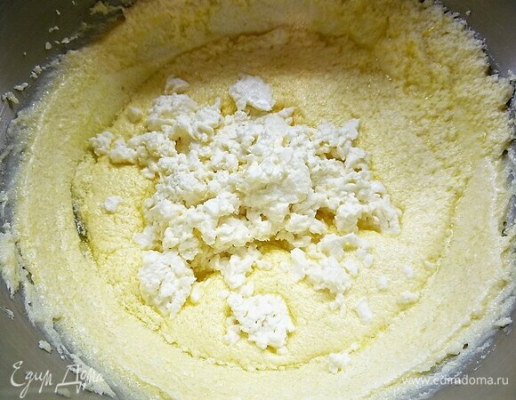 Для штоллена заранее замачиваем в коньяке сухофрукты (курагу, чернослив, изюм, клюкву), настаиваем 4–5 часов, а лучше затягиваем чашку пищевой пленкой и оставляем на ночь. Орехи (арахис, фисташку, кешью) слегка обжариваем, так выпечка будет иметь более насыщенный вкус и аромат. Сухие дрожжи заливаем 30 мл теплой воды и убираем в теплое место на 10–15 минут. Масло комнатной температуры взбиваем с сахаром до белой пышной массы, по одному добавляем яйца, затем — творог.