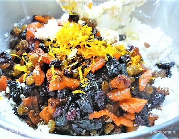 Добавляем сухофрукты вместе с коньяком и орехи. По желанию можно добавить какао и сделать штоллен шоколадным.