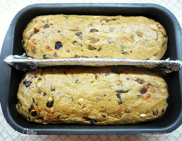 Формируем два штоллена, накрываем полотенцем и оставляем в теплом месте на 1–1,5 часа. Затем выпекаем в заранее разогретой духовке при 170°C 1–1,5 часа. После того как штоллены остынут, аккуратно вынимаем из середины немножко мякиша и заполняем штоллены лимонным курдом. Поливаем изделия растопленным сливочным маслом или коньяком, заворачиваем в пищевую пленку и убираем на ночь в холодильник, чтобы начинка стабилизировалась.