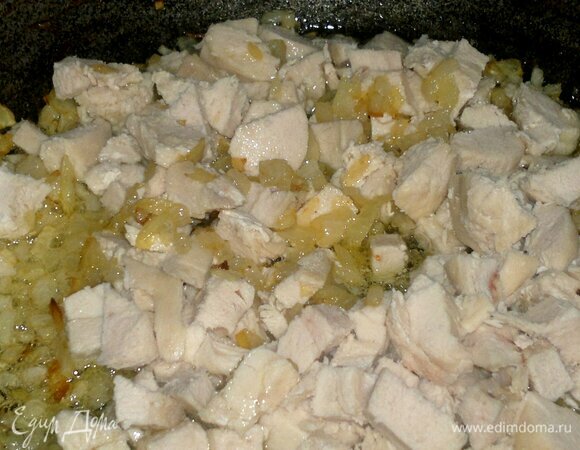 В сковороду влить растительное масло, добавить сливочное и прогревать все вместе 2 минуты. Выложить в сковороду лук и обжарить, помешивая, до румяности. Добавить нарезанное мясо, перемешать и обжаривать вместе 5–7 мин.