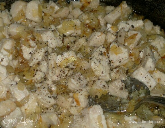 Лук с курицей посолить и поперчить.