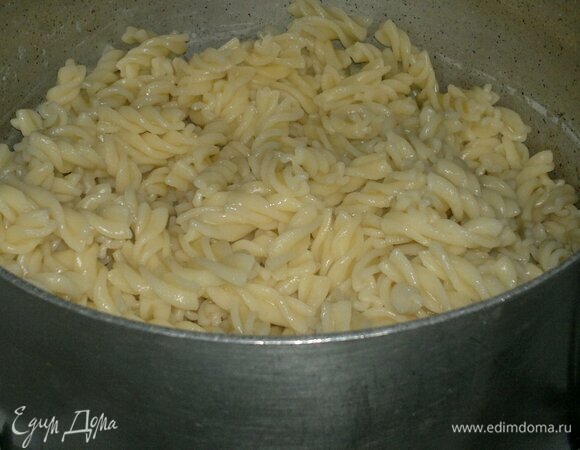 Макароны отварить согласно инструкции на упаковке в подсоленной воде. Откинуть на дуршлаг, дать стечь воде.