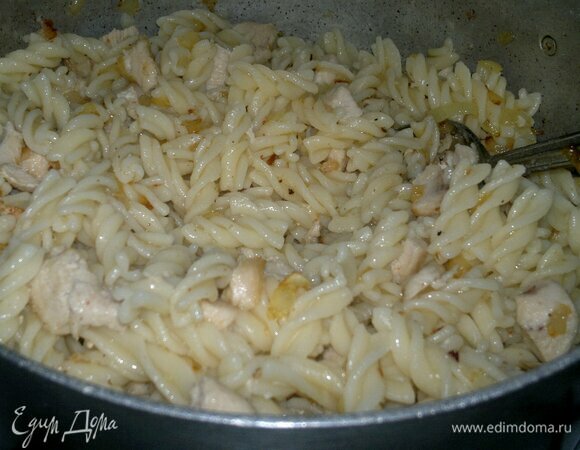 Добавить куриное мясо с луком в макароны и перемешать.