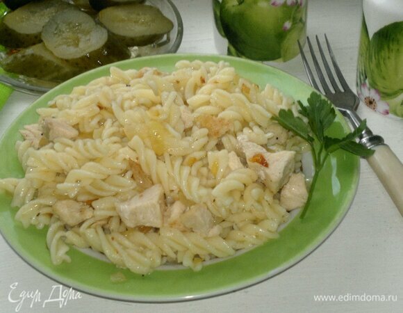 Разложить блюдо по порциям. Подавать со свежими или маринованными овощами, зеленью. Приятного аппетита!