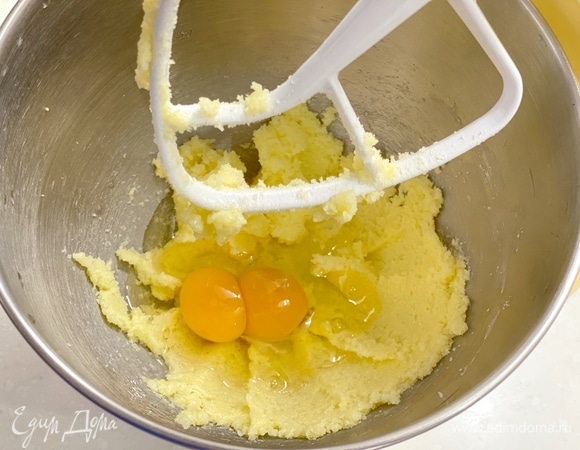 В чаше миксера смешать мягкое масло и сахар до кремообразного состояния. Добавить яйца и хорошо перемешать до однородности.