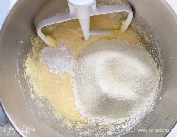 Добавить ряженку, соль, ванильный экстракт, муку и разрыхлитель. Хорошо перемешать до однородного состояния.