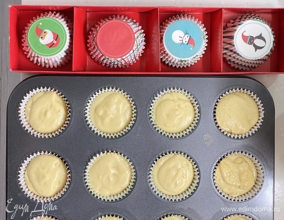 Поместить бумажные формы в противень для кексов. Заполнить их тестом (чуть больше половины). Выпекать при 180°C 20–25 минут.