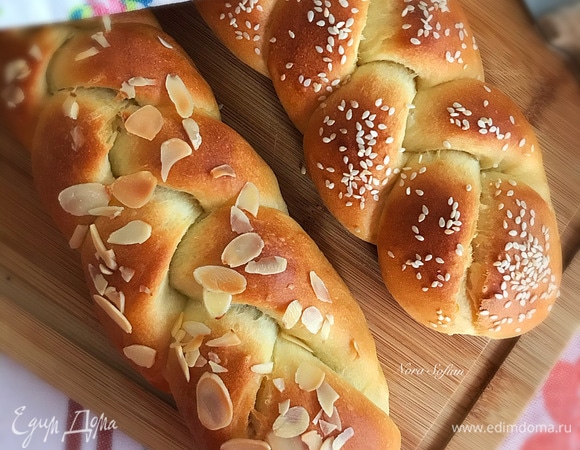 Готовые косички достать из духовки и остудить на решетке.