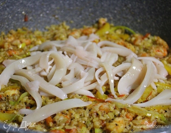 Кальмары нарезаем соломкой и добавляем в сковороду, жарим 5 минут.