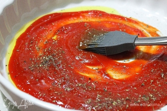 В форму вливаем оливковое масло, томатный соус и специи прованские.