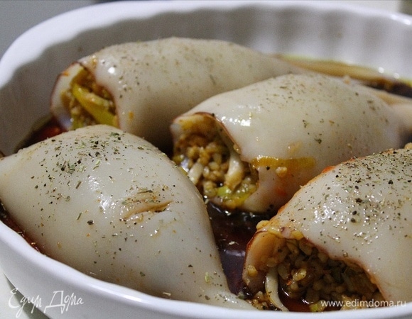 Кальмары фаршируем начинкой и при помощи кисточки покрываем соевым соусом. Отправляем в духовку при 200°C на 20 минут.