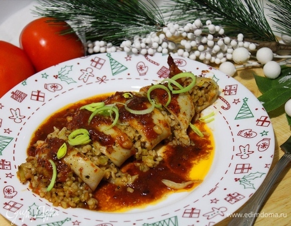 Кальмара нарезаем при подаче и поливаем соусом из формы. Приятного аппетита!