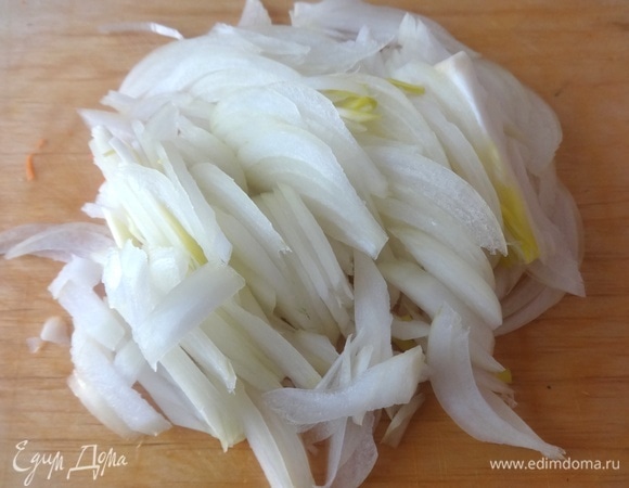 Лук почистить. Нарезать соломкой.