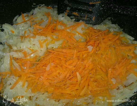 В сковороде разогреть растительное масло, выложить лук с морковью и обжарить до мягкости.
