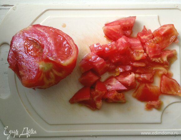 Помидоры подержать 5 мин в кипятке. Затем снять с них кожицу и нарезать небольшими кусочками.