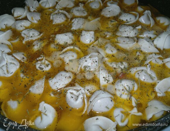 Пельмени утопить в овощной массе. Блюдо посолить, поперчить, посыпать сушеным тимьяном.