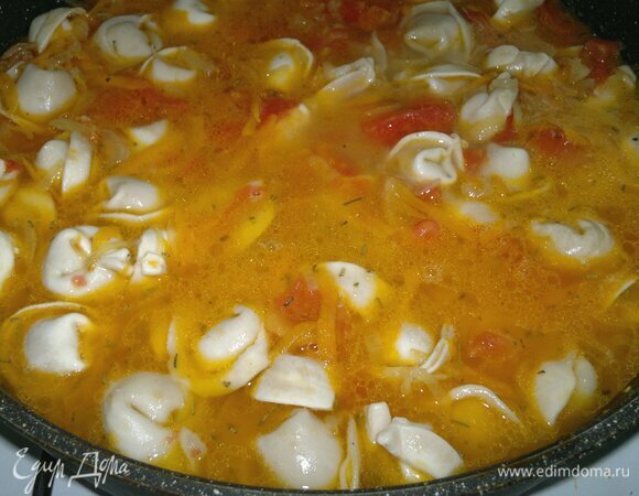 Влить в сковороду воду, чтобы она покрыла пельмени на 1–1,5 см. Закрыть сковороду крышкой и тушить пельмени на небольшом огне до готовности.