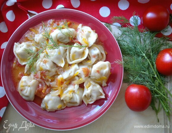 Горячие пельмени с овощами разложить по порциям и подать к столу. Приятного аппетита!