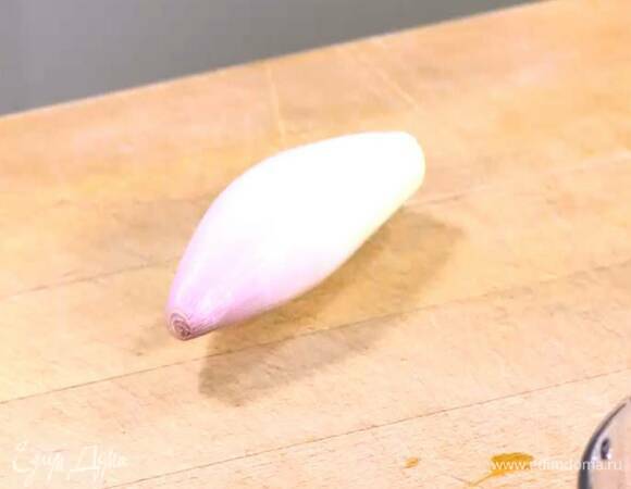 Шалот и чеснок почистить и нарезать.