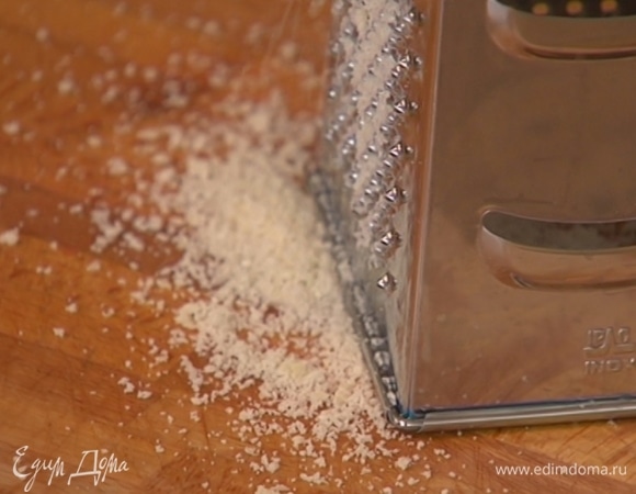 Твердый сыр натереть на мелкой терке.