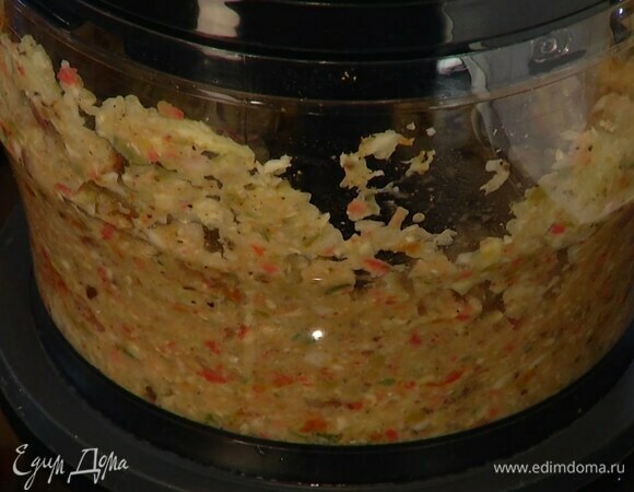 Серединки цукини, вяленые помидоры, каперсы и оливки выложить в чашу блендера, добавить 2–3 ст. ложки панировочных сухарей, нарезанные лук и чеснок, все посолить, поперчить и взбить, затем добавить половину натертого сыра, 2 ст. ложки оливкового масла и еще немного взбить.