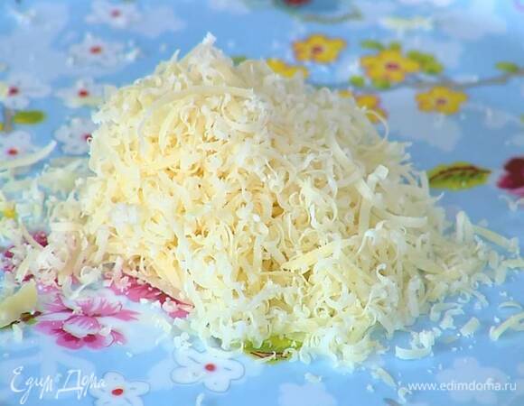 Сыр натереть на мелкой терке.