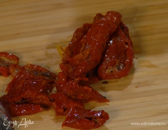 Вяленые помидоры порезать.