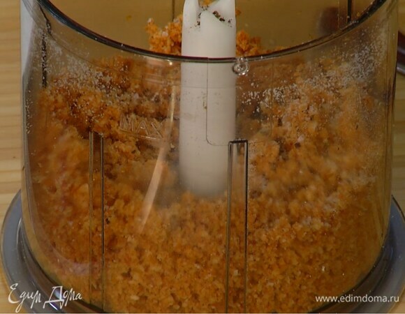 Приготовить панировочную смесь: сухари, вяленые помидоры и чеснок выложить в чашу блендера, добавить натертый сыр и измельчить все в крошку, добавить перец чили, паприку, по щепотке соли и черного перца, влить оливковое масло Extra Virgin и все перемешать.