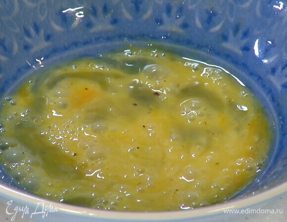 Яйцо разбить в глубокую миску, посолить, поперчить и перемешать вилкой.