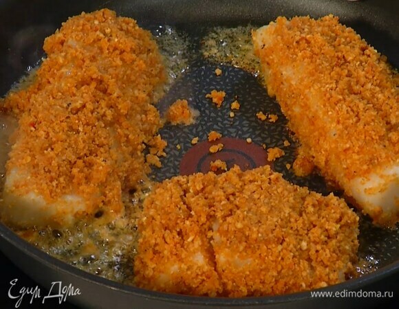 Филе трески обмакнуть со всех сторон в яйцо, затем в панировку и выложить на сковороду кожей вниз.