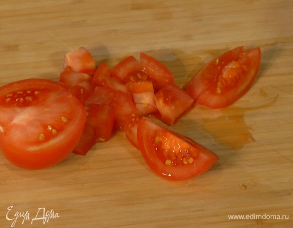 Помидор нарезать небольшими кубиками.