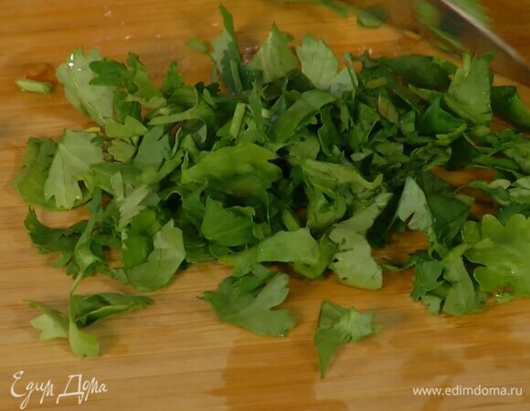 Кинзу крупно порезать.