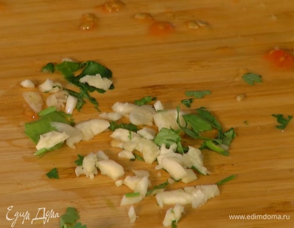 Чеснок почистить, раздавить плоской стороной ножа и, удалив горькую сердцевину, мелко порубить.