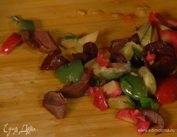 Оливки мелко порезать.