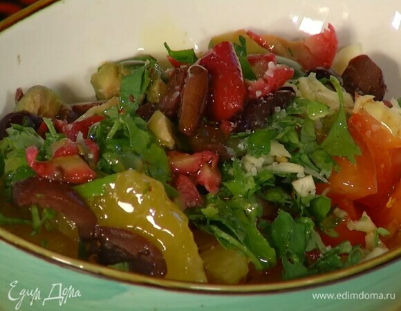 Приготовить сальсу: нарезанные помидоры, оливки и апельсины с соком выложить в пиалу, добавить кинзу и чеснок, влить оливковое масло, все посолить, поперчить и перемешать.