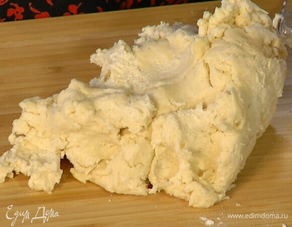 Приготовить тесто: муку, сливочное масло и 2 ч. ложки сахара поместить в чашу блендера, добавить разрыхлитель, соду, 1/2 ч. ложки соли и измельчить все в крошку, затем влить кефир, сливки и все немного взбить.